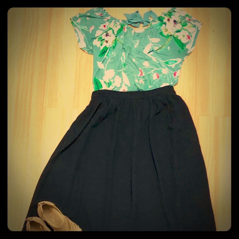 Fun, flirty & feminine! Beautiful Navy maxi skirt.